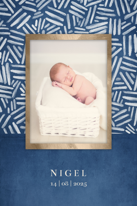 geboortekaartje met foto in goudkleurige fotolijst waterverf blauw