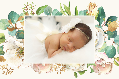 geboortekaartje met foto en witte bloemen met goudeffect