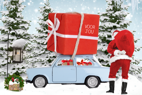 grappige sprookjes kerstkaart met auto met kerstbal en cadeautje