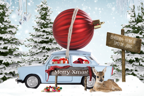 grappige sprookjes kerstkaart met auto met kerstbal en cadeautje