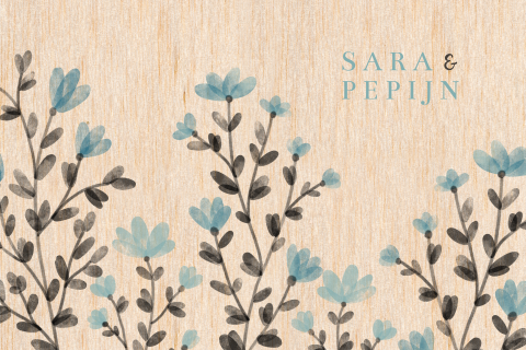 houten trouwkaart met getekende blauwe bloemen en grijze bladeren