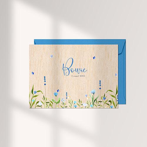 houten geboortekaartje met blauwe veldbloemen