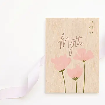 houten meisjesgeboortekaartje met roze bloemen