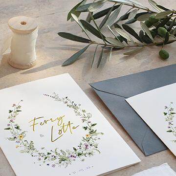 romantische trouwkaart met bloemenkrans en folie