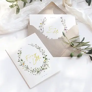 romantische trouwkaart versturen met bloemenkrans en folie