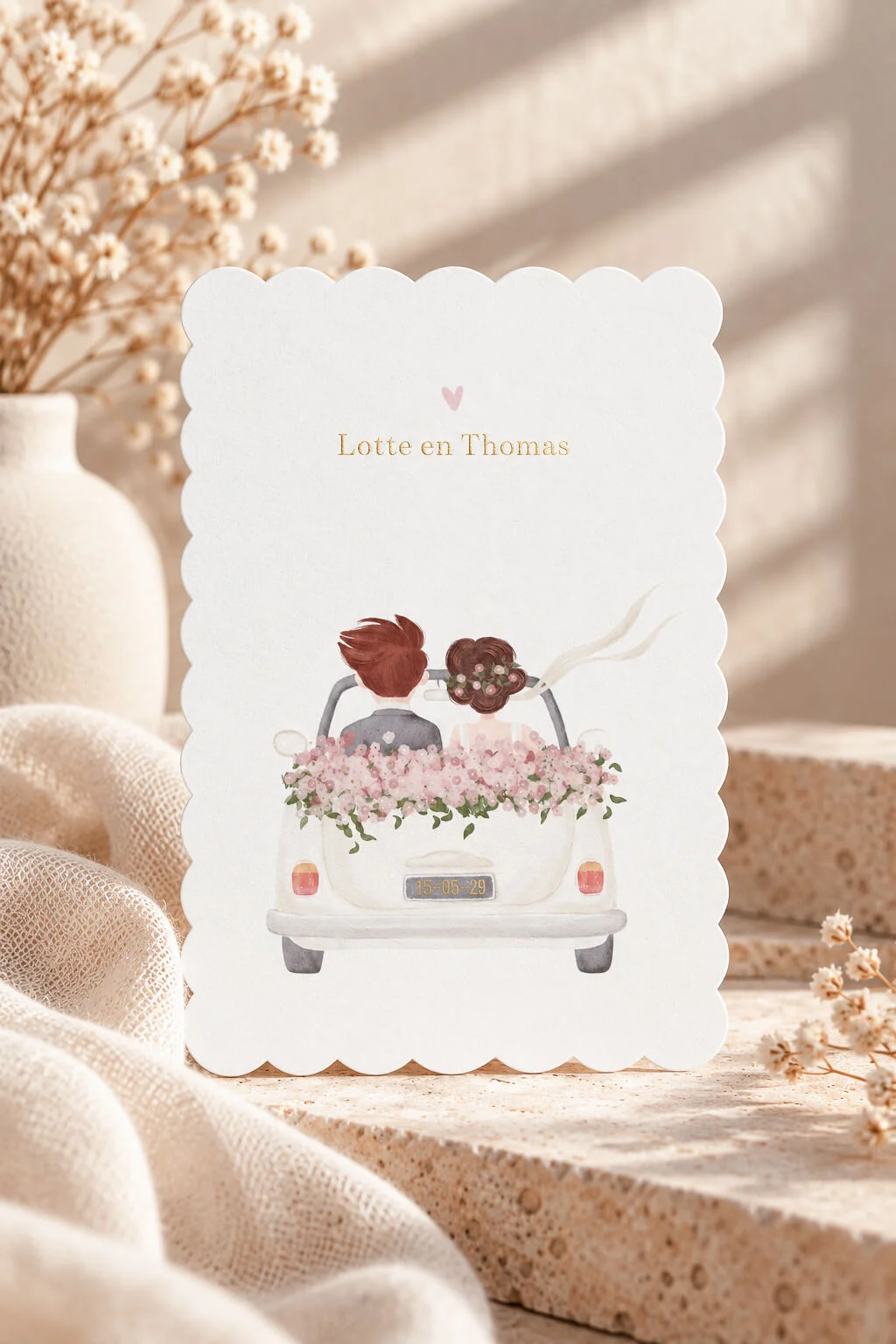 Romantische trouwkaart met schulprand en bloemen