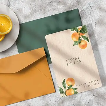 zomerse houten trouwkaart met sinaasappels